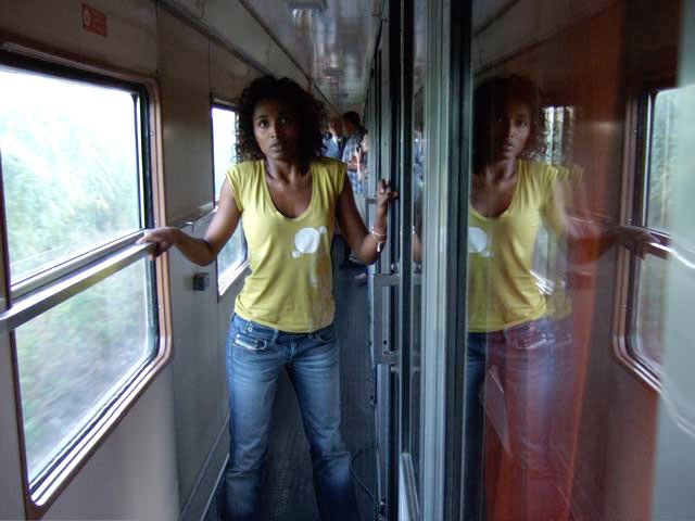 Sara dans le train